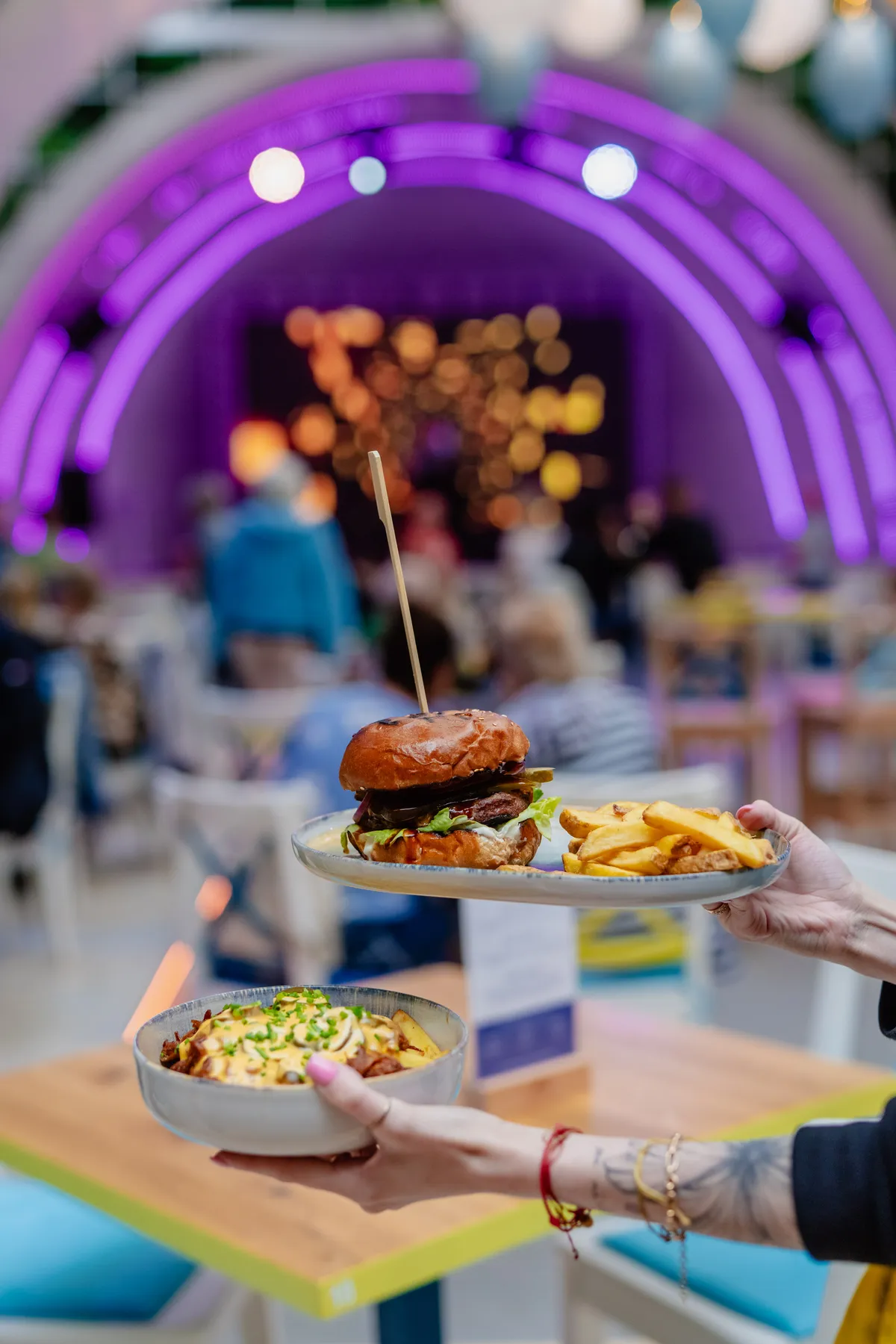 Burger z frytkami — Muszla Kołobrzeg