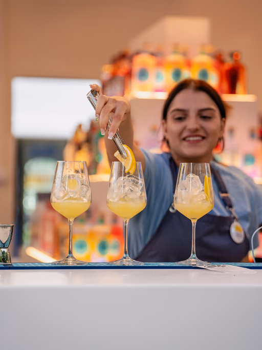 Barmanka przy barze