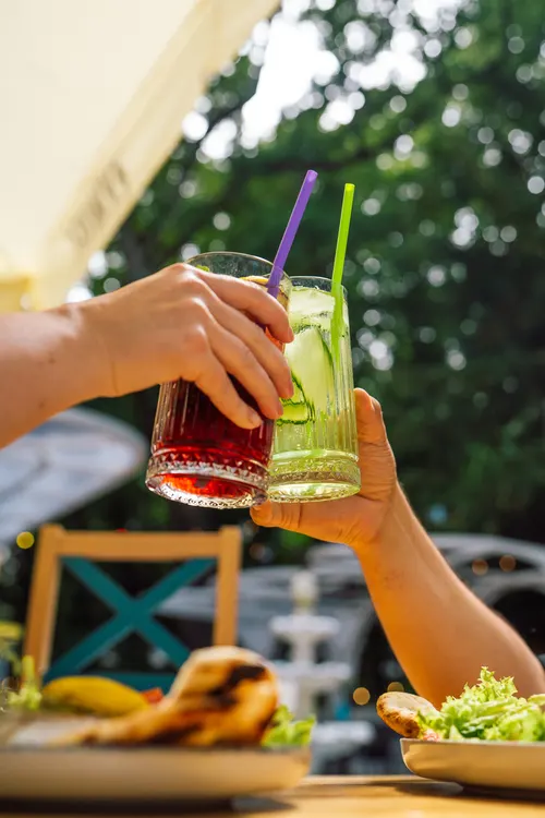 Ein Abend in der Muszla — Anstoßen am Tisch