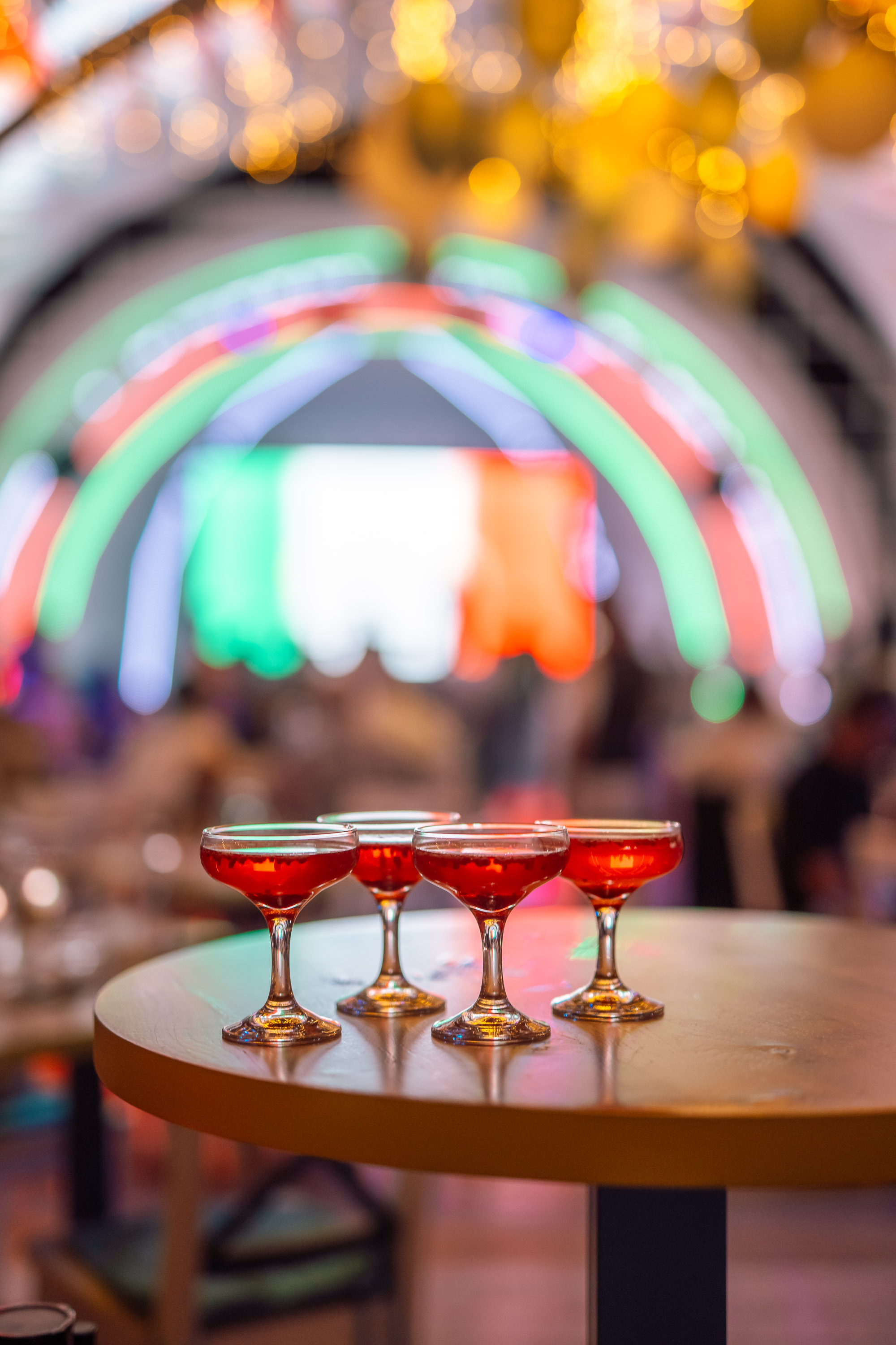 Kieliszki w blasku sceny